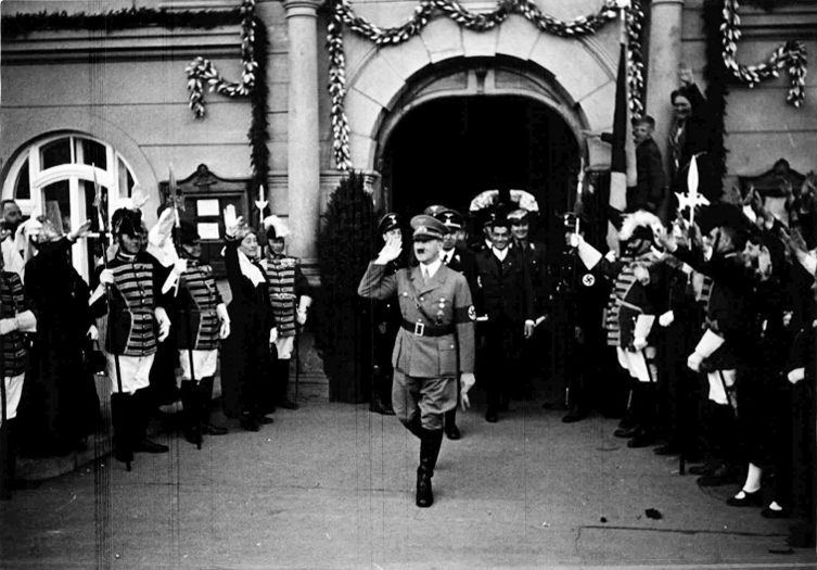 Hitler leaves Klagenfurt town hall